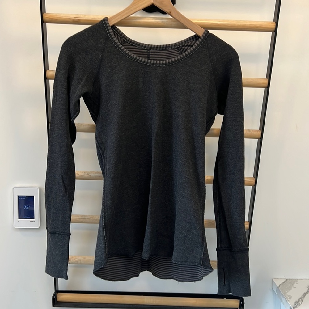 EUC long sleeve reversible Lululemon top.  Size 6